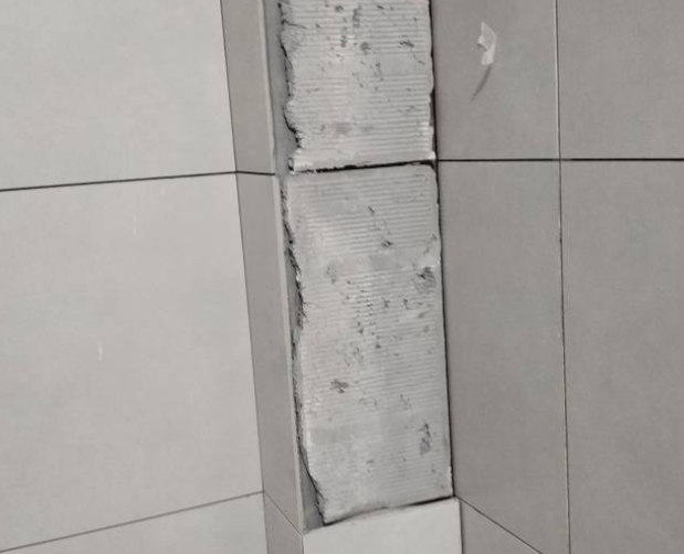 厦门市瓷砖空鼓维修公司分享下瓷砖施工前基层浇水润湿程度不足，可能导致以下问题